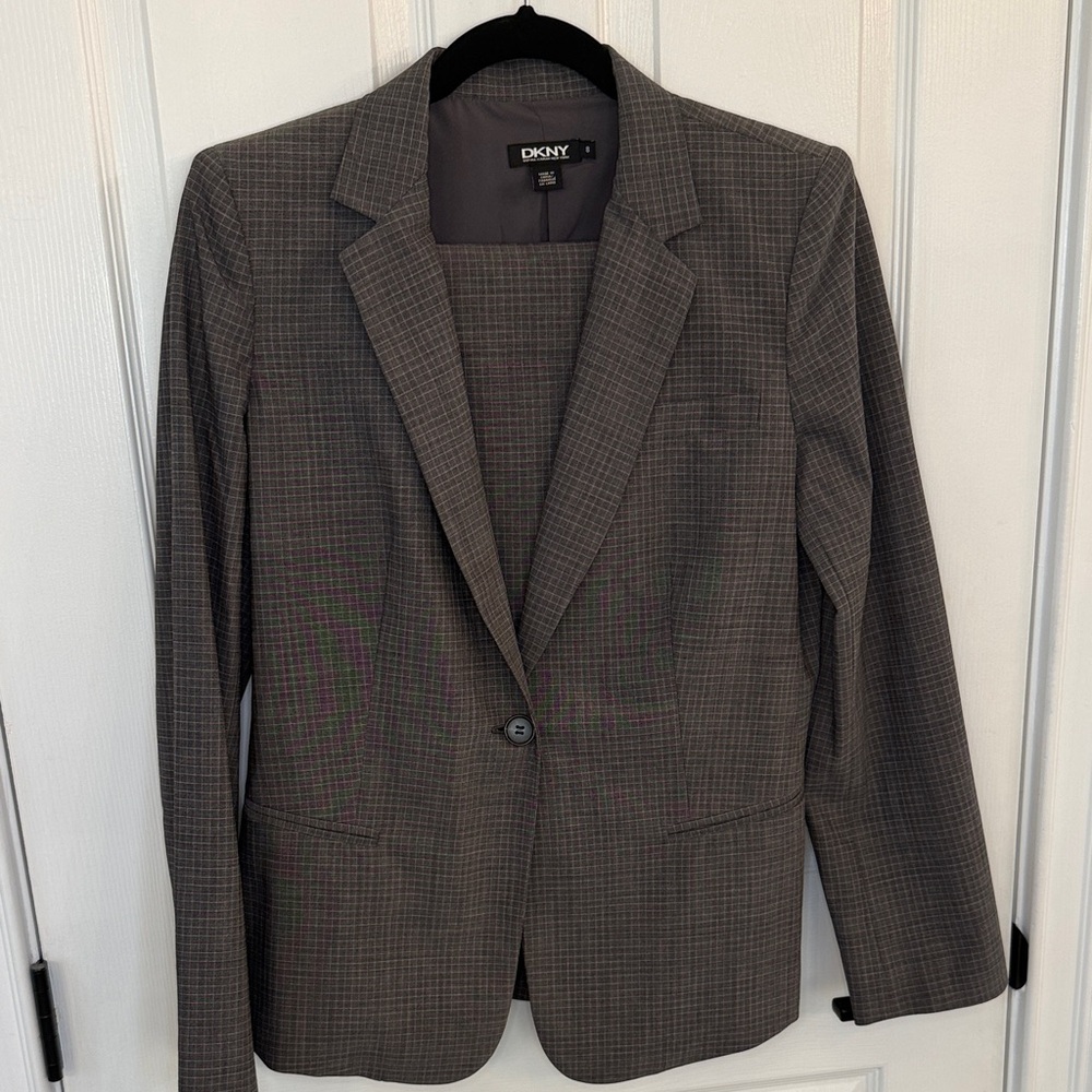 DKNY Charcoal Gray Pink line Checkered Women’s Suit with Pencil Skirt, Sz 8